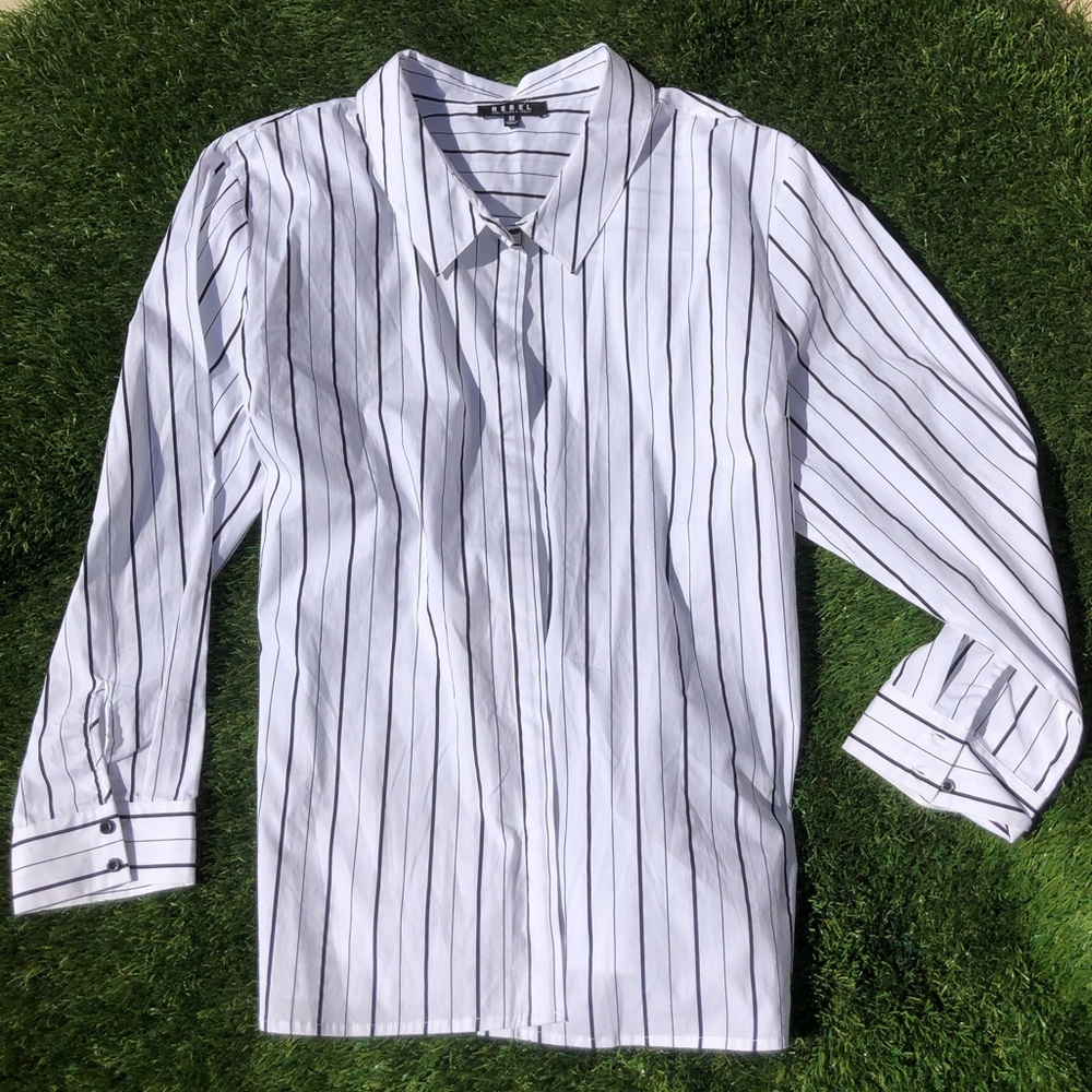 Rebel Wilson button down shirt